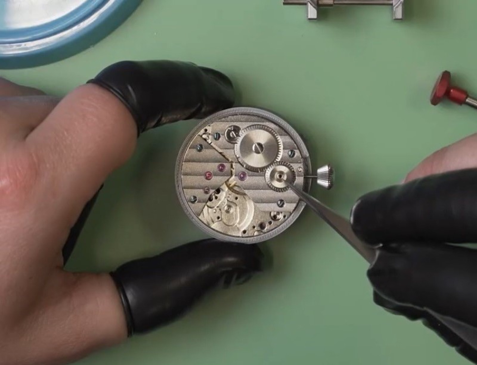 Démontage d'un mouvement 6497 pendant le cours d'horlogerie