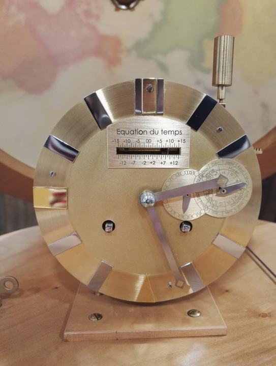 La règle de l'équation du temps, de −15 à +15 minutes.