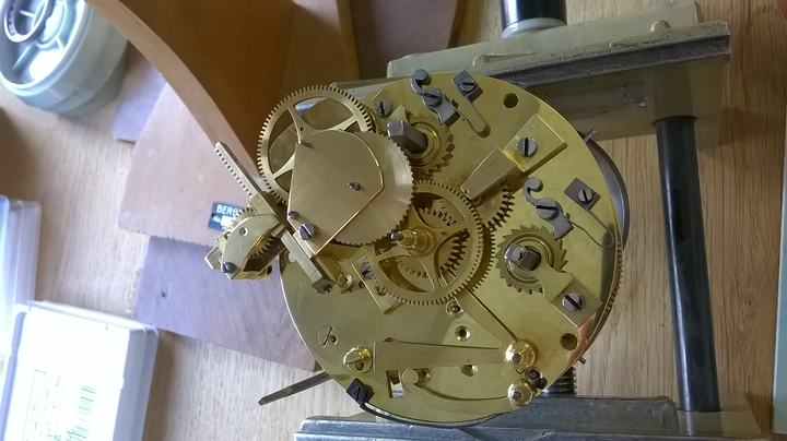 Les rouages du calendrier, posés un par un sur la platine.