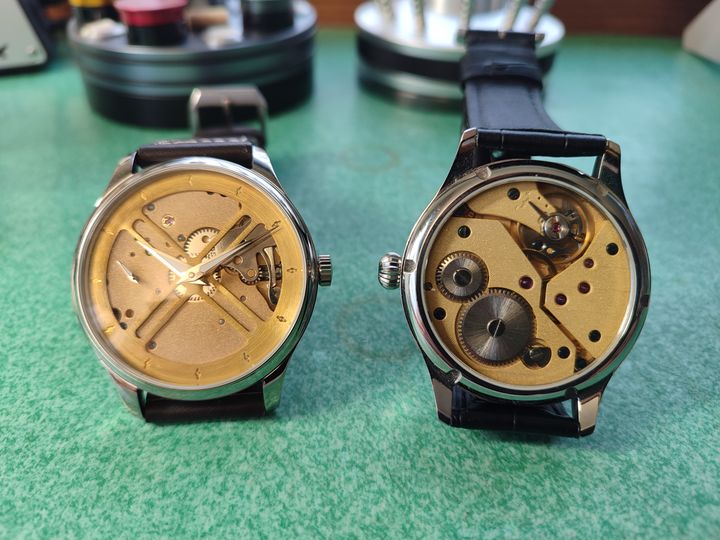 La même montre des deux côtés : le cadran, et le mouvement au dos.