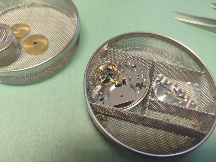 Propres, les pièces reviennent sur l'établi.