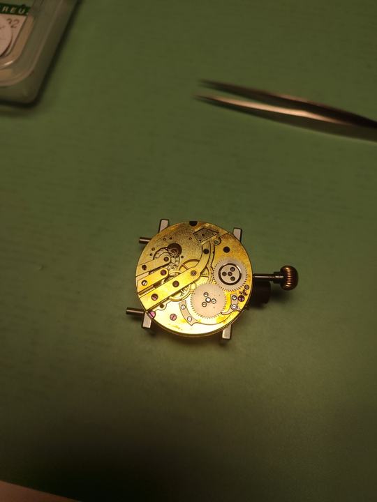 Un calibre à remontage manuel Vacheron Constantin, sur son support.