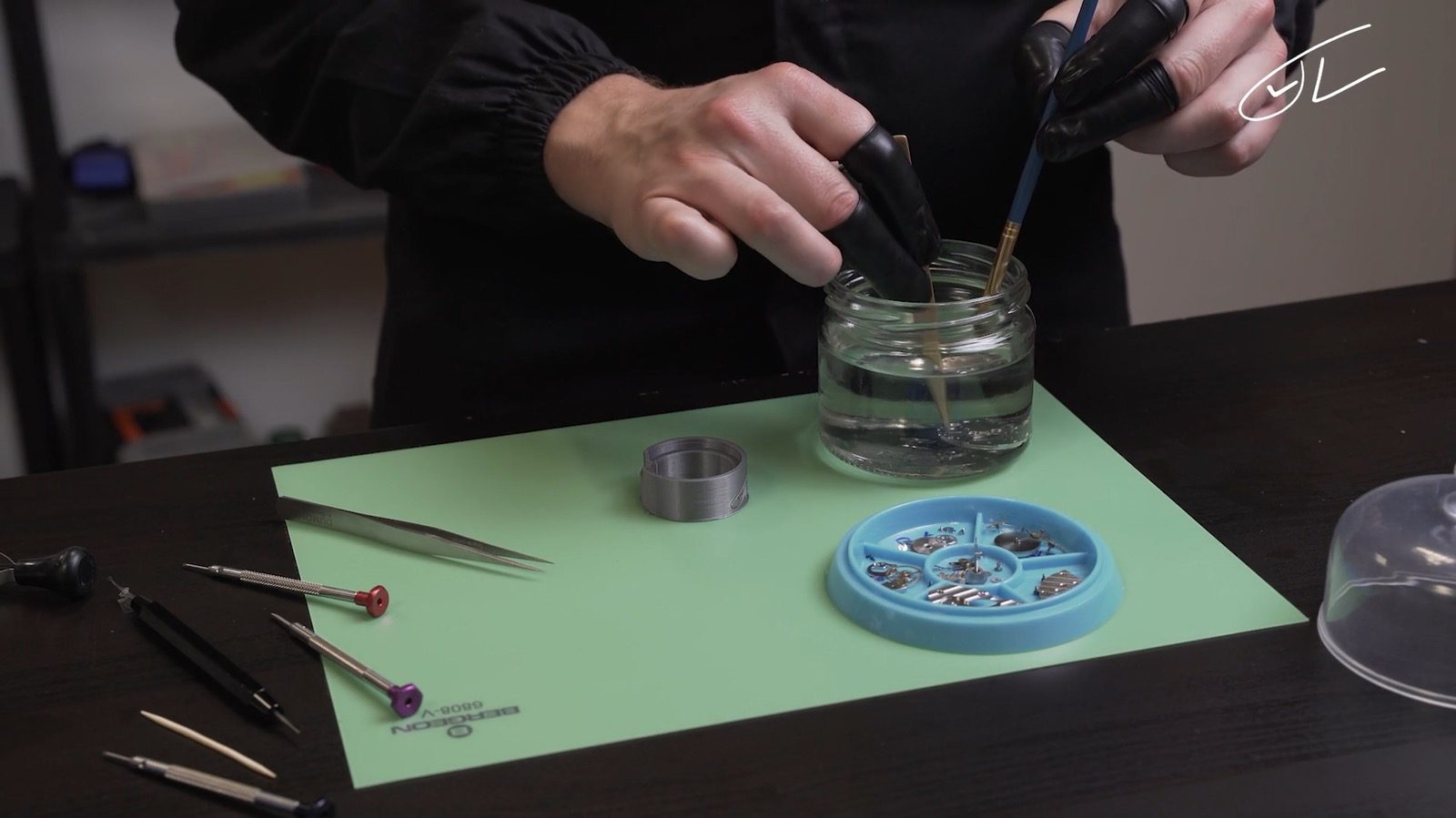 Le nettoyage à la main, dans un pot d'essence C